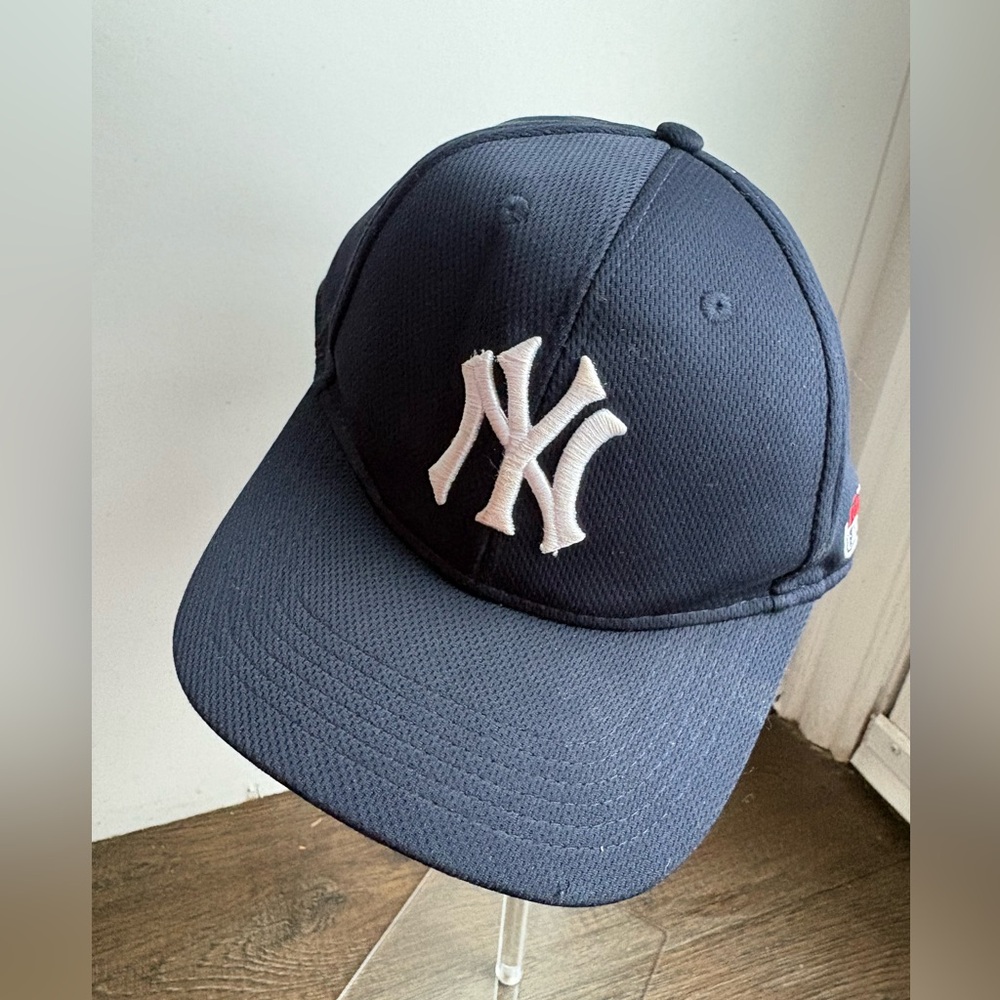 Team MLB Men's Strapback Hat Blue OSFM New York Yankees Embroidered Logo